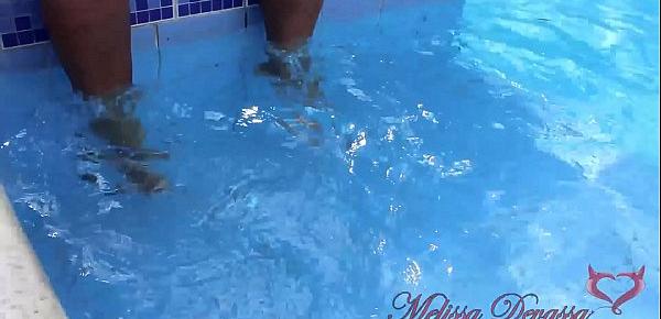  Exibição dos meus pés na piscina - produção Liu Gang